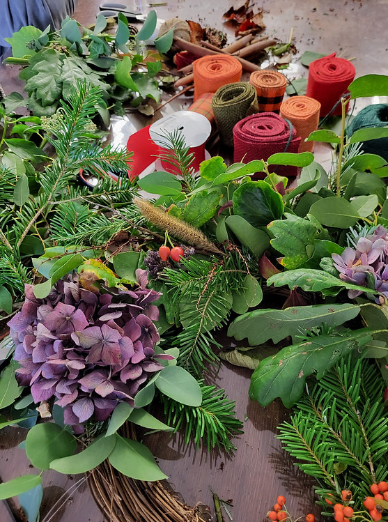 2025// AUTUMN CRESCENT WREATH // SUN 26 OCT